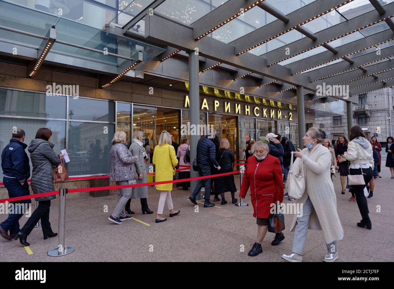 Menschen in einer que mit sozialer Distanzierung in der Nähe des Eingangs zum Mariinsky II Theather, der neuen Bühne des Mariinsky Theater vor der Aufführung. Stockfoto