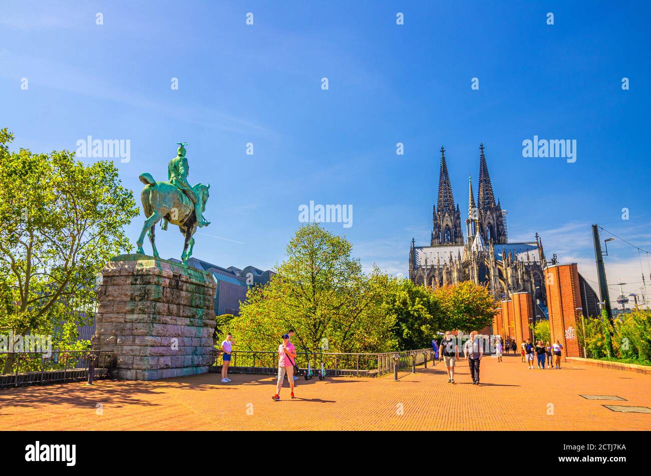 Köln, Deutschland, 23. August 2019: Dom Römisch-Katholische Kirche St. Peter gotischer Baustil und Reiterstatue von Kaiser Wilhelm II Denkmal in der historischen Innenstadt Stockfoto