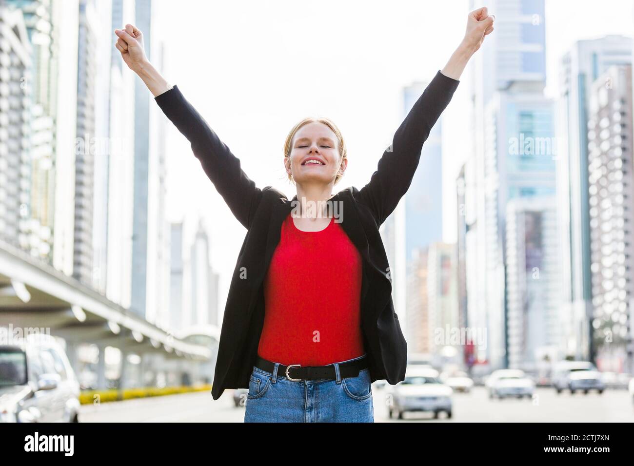 Geschäfts- und Karriereerfolg. Glückliche Geschäftsfrau feiert ihre Arbeit Leistungen in der Stadt. Stockfoto