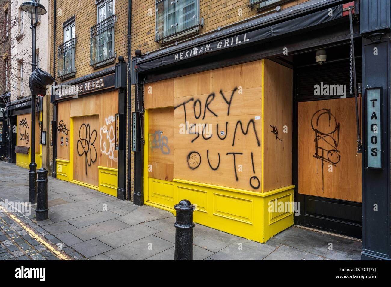 London Lockdown - während des Coronavirus Pandemic Lockdown wurden Restaurants im Londoner Stadtteil Soho eingestiegen - Anti-Regierung-Graffiti auf Hortfehden. Stockfoto
