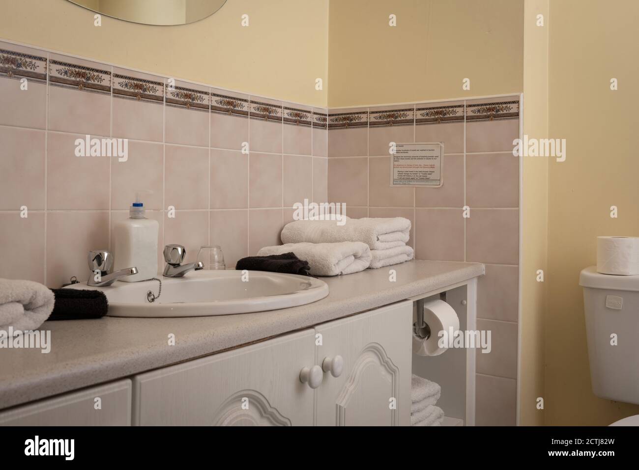 Typische Badezimmer-Innenausstattung mit gefalteten Handtüchern in Selbstversorger-Gast Haus und Bett und Frühstück Wohnung Stockfoto