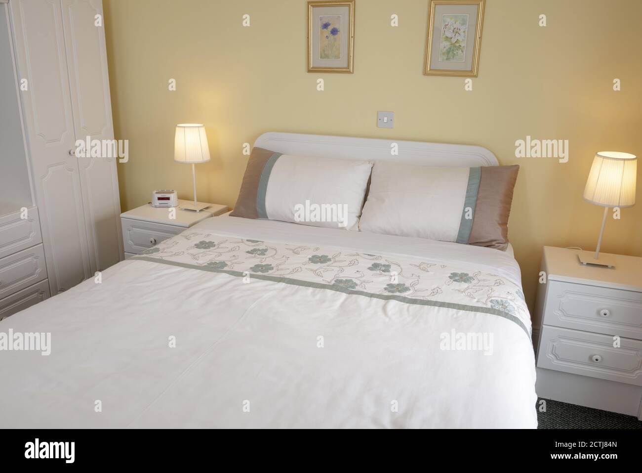 Typische King-size-Schlafzimmer-Innenausstattung in Selbstversorger-Gästehaus Und Bed and Breakfast-Wohnung Stockfoto