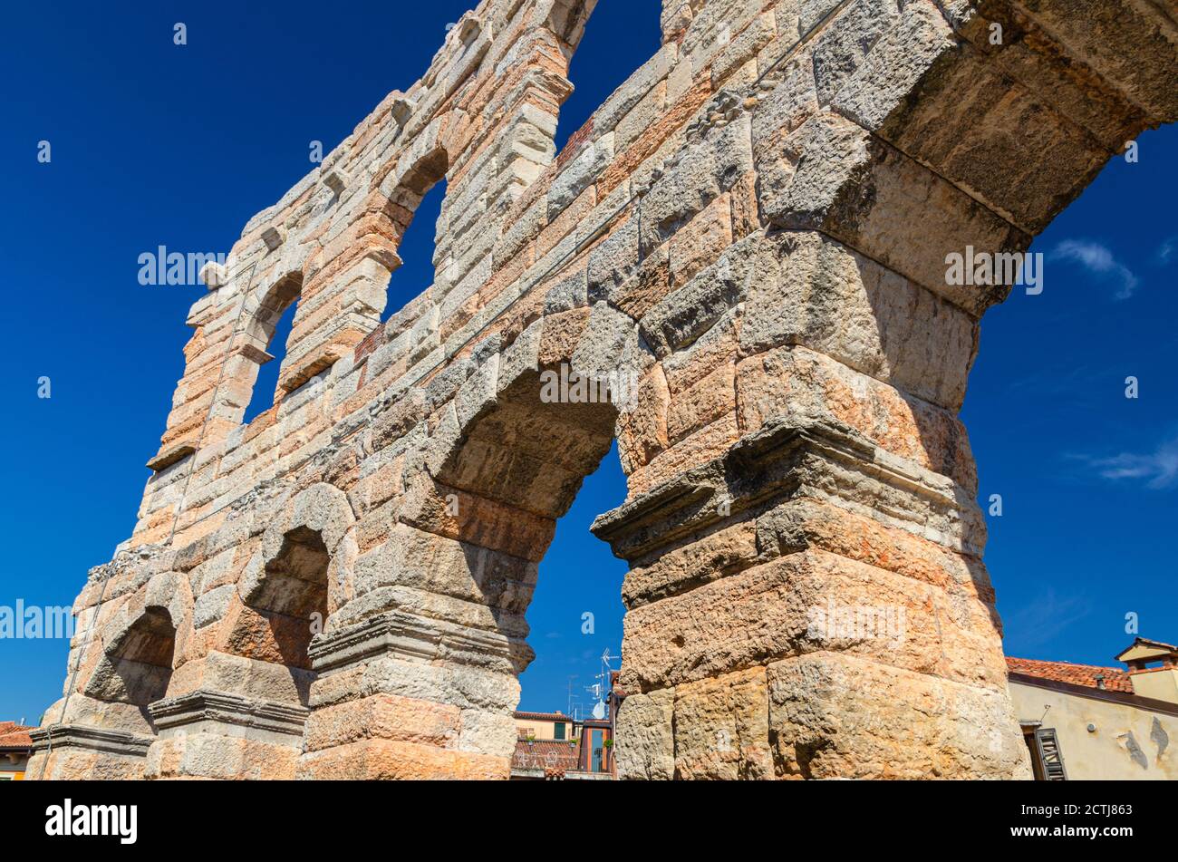 Kalksteinmauern mit Bogenfenstern der Verona Arena in Verona Altstadt, römisches Amphitheater Arena di Verona alten Gebäude, Blick von unten, blauer Himmel, Region Venetien, Norditalien Stockfoto