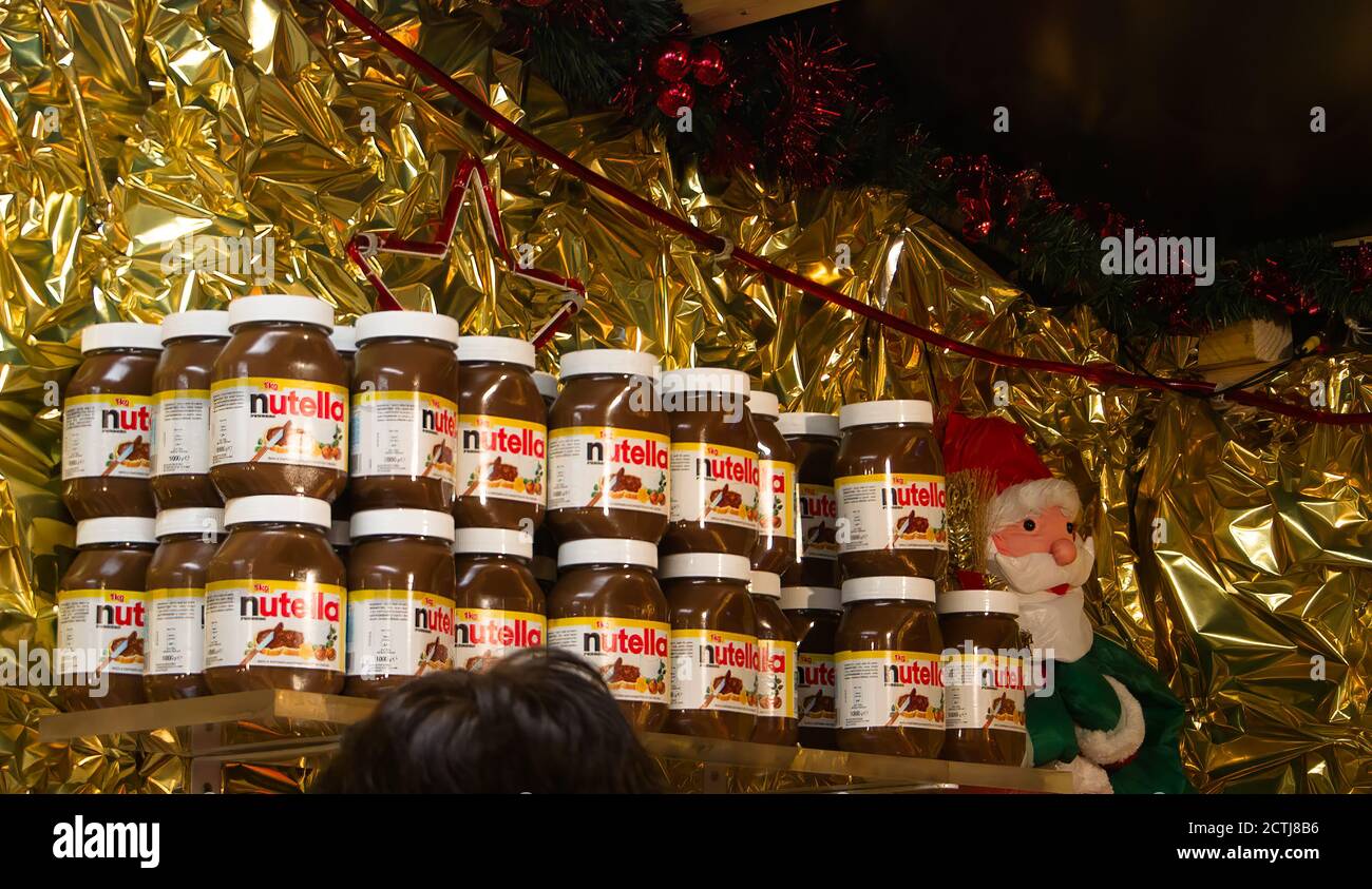 Mehrere Gläser Nutella auf einem Regal in einer Creperie auf dem Weihnachtsmarkt. Stockfoto
