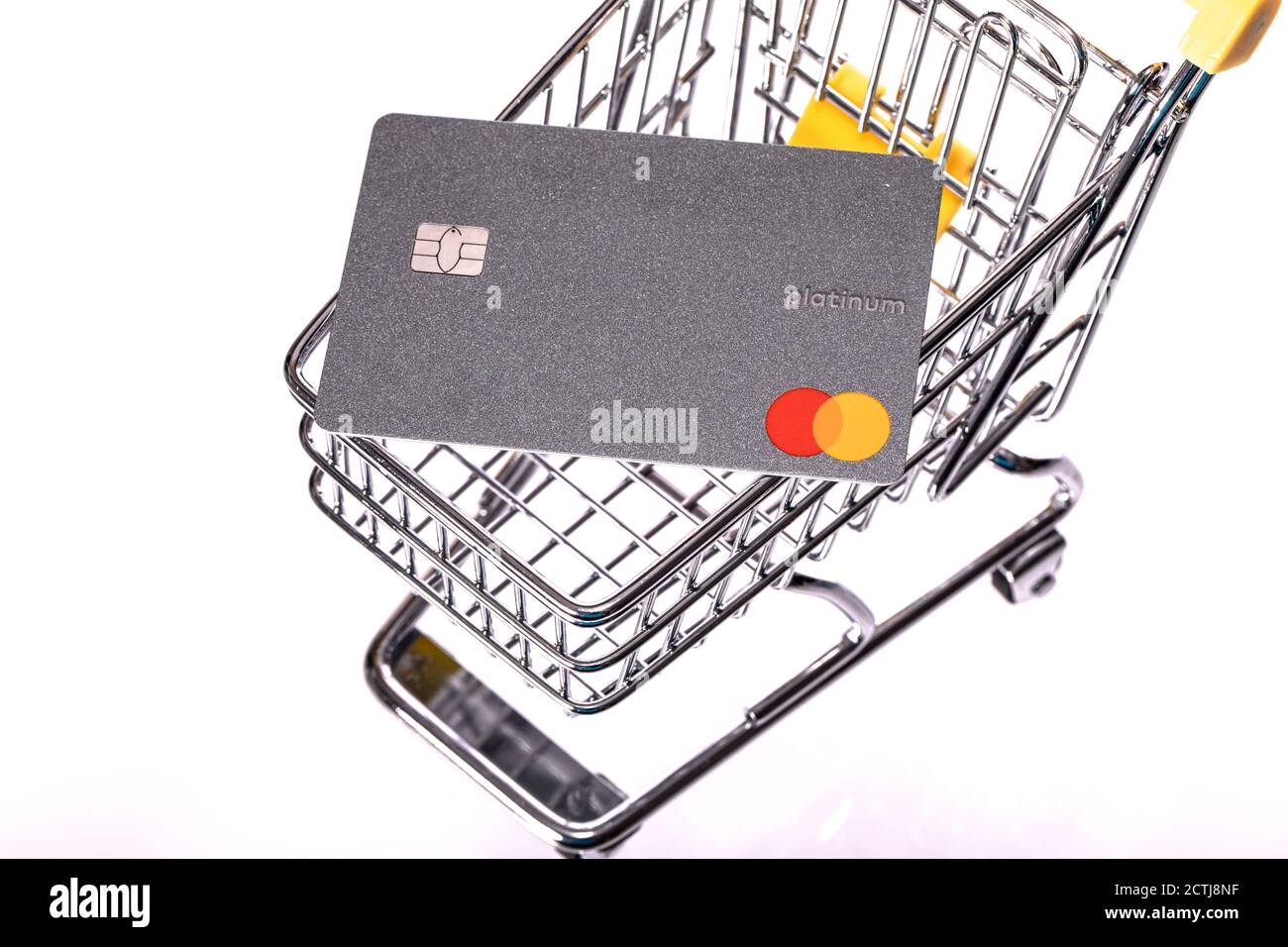 NY, USA - 25. August 2020: Kreditkarte Mastercard Platinum auf dem Einkaufswagen Stockfoto
