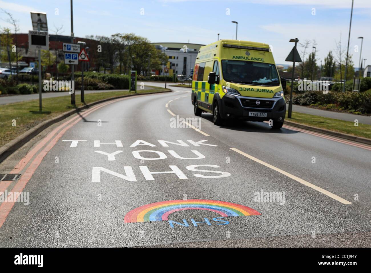 Ein Krankenwagen passiert das ‘Thank you NHS Regenbogen’ Schild an Pinderfields Hospital auf dem Weg zu einer Legende Stockfoto