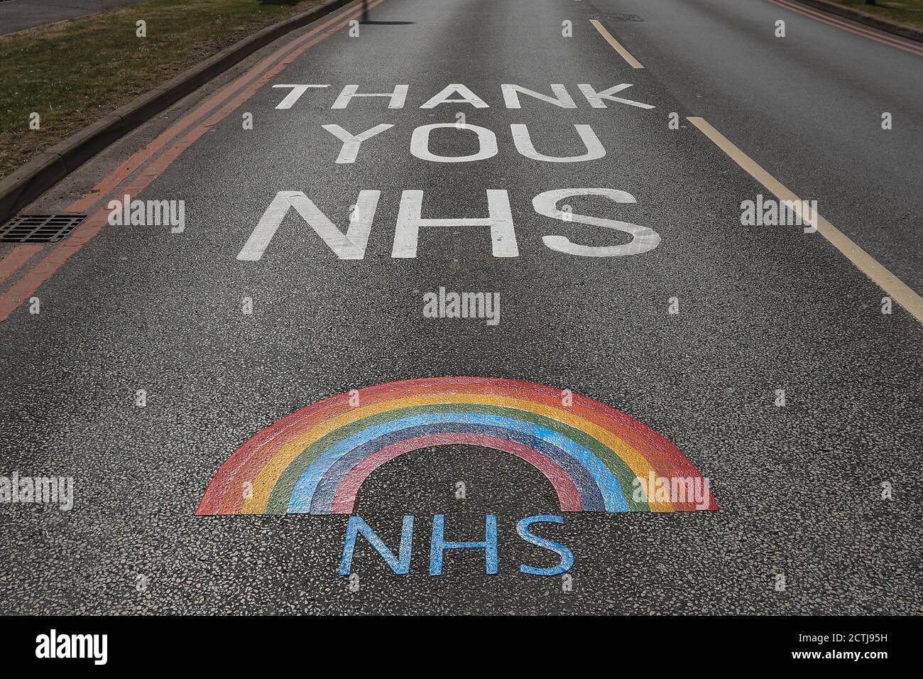 Pinderfields Hospital hat ein ‘Danke NHS’ Schild auf gemalt Die Zufahrtsstraße zum Krankenhaus Stockfoto