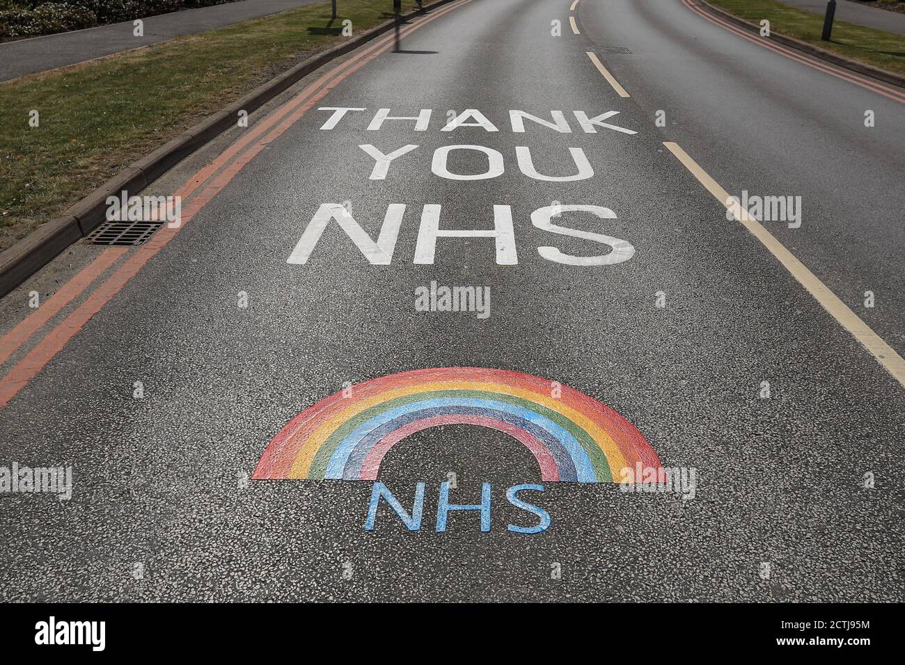 Pinderfields Hospital hat ein ‘Danke NHS’ Schild auf gemalt Die Zufahrtsstraße zum Krankenhaus Stockfoto