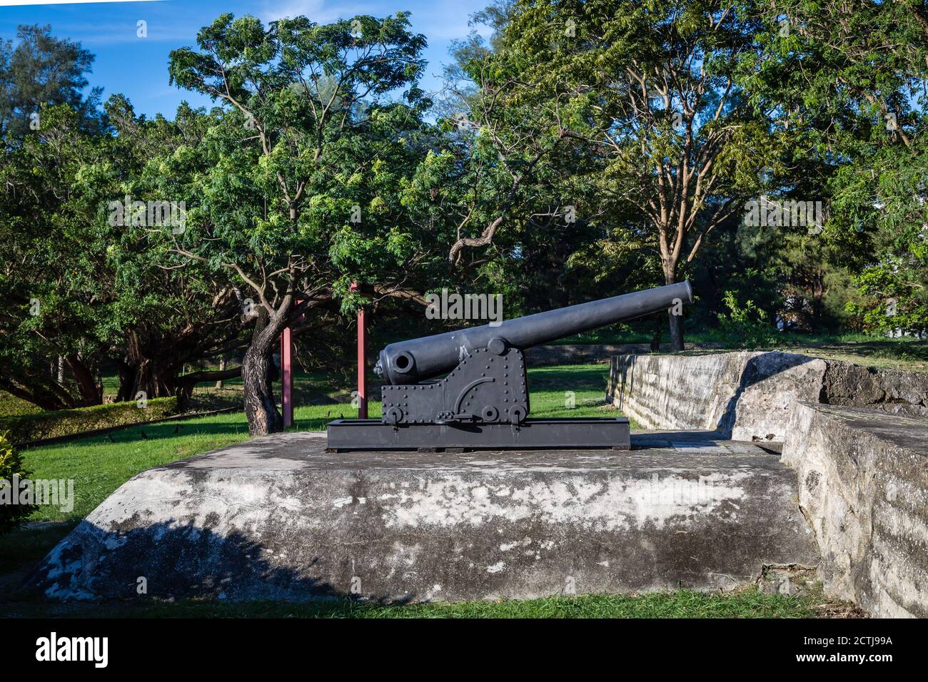 Leichte Geschütze auf der gunsite über dem Munitionsdepot und Garnisonen im Ewigen Goldenen Schloss in an Ping, Tainan, Taiwan. Stockfoto