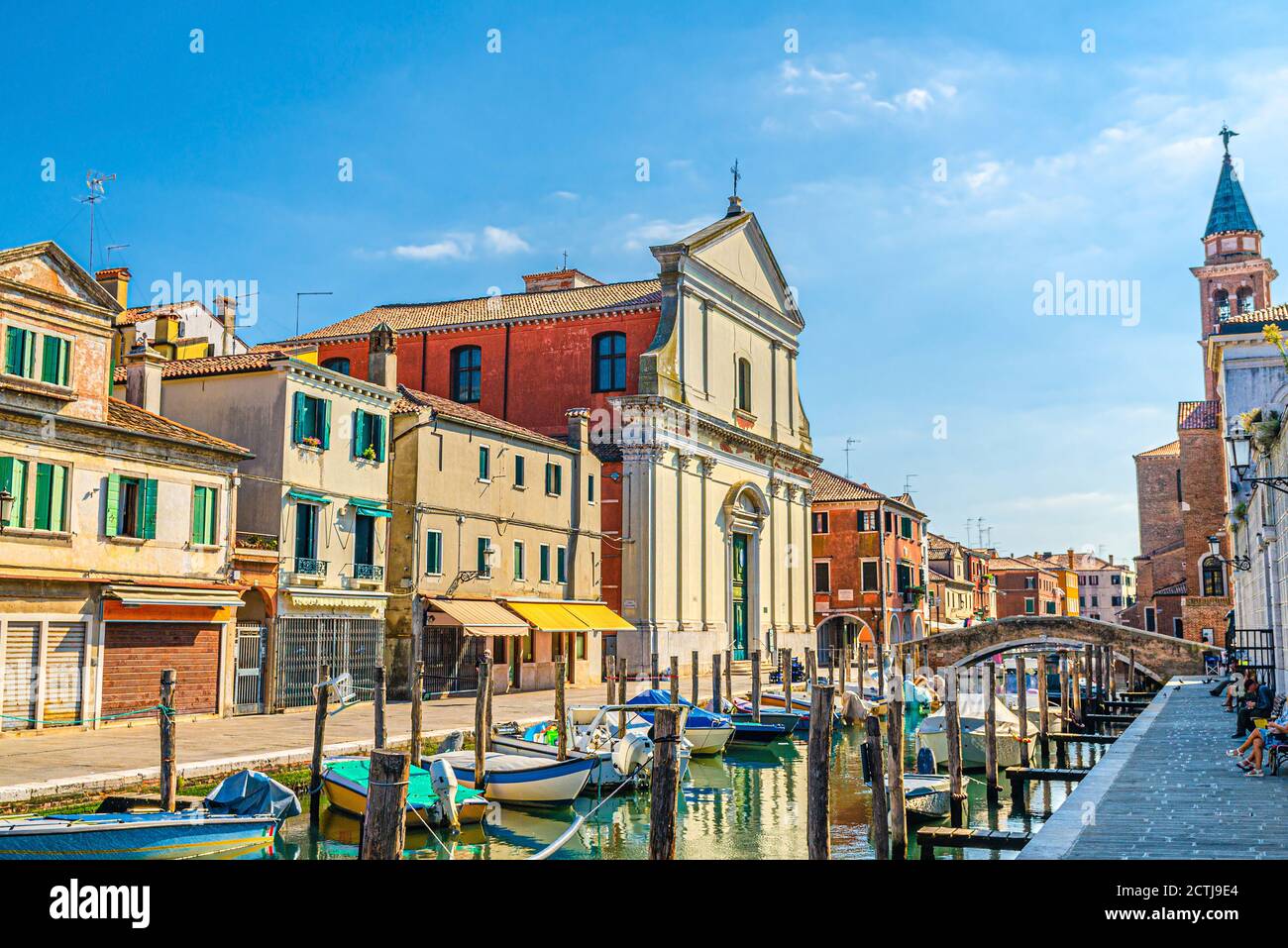 Chioggia Stadtbild mit schmalen Wasserkanal Vena mit bunten Booten