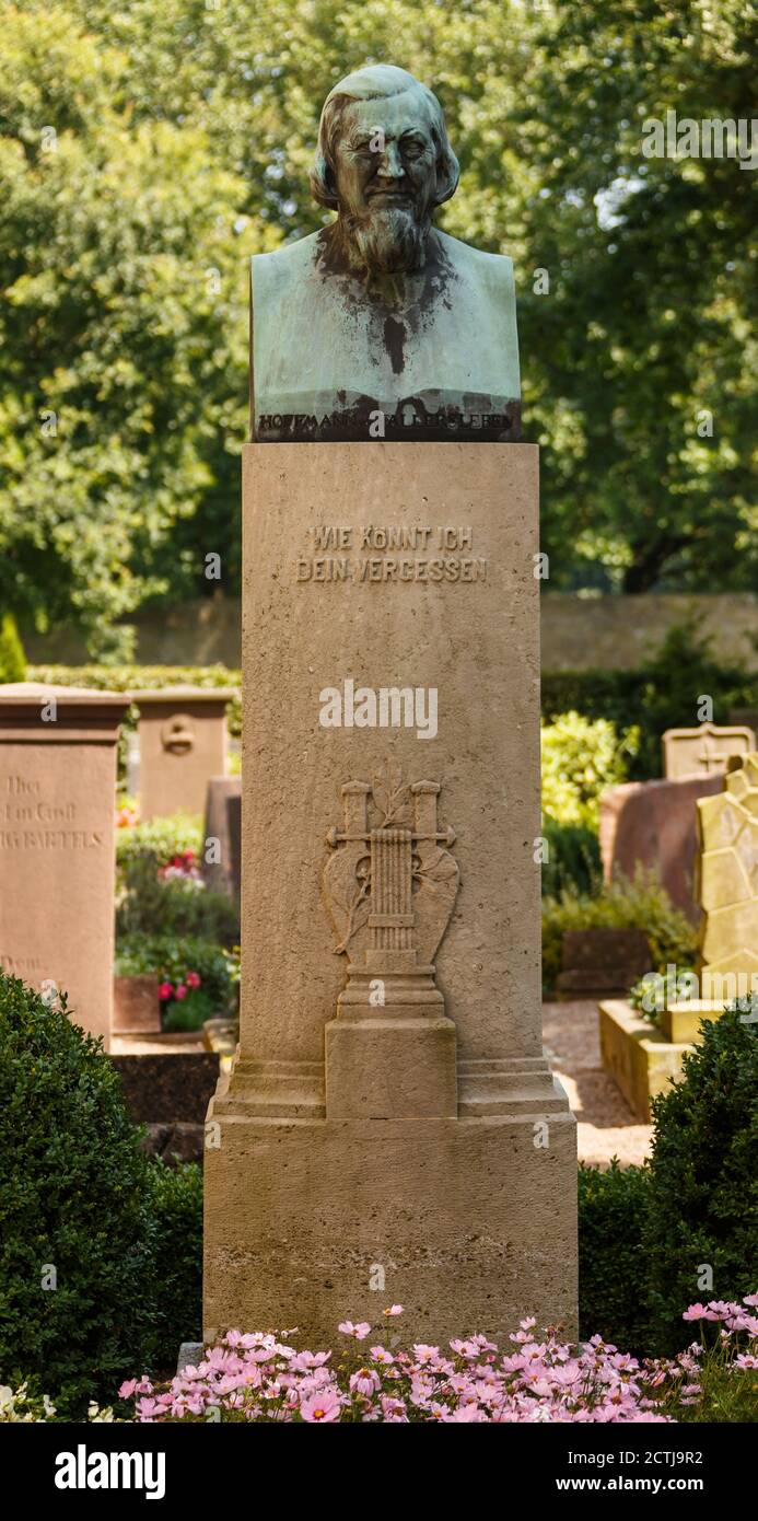 Grab des deutschen Dichters August Heinrich Hoffmann von Fallersleben (1798 – 1874), Autor der Deutschen Nationalhymne, auf dem Friedhof von Schloss Corvey Stockfoto