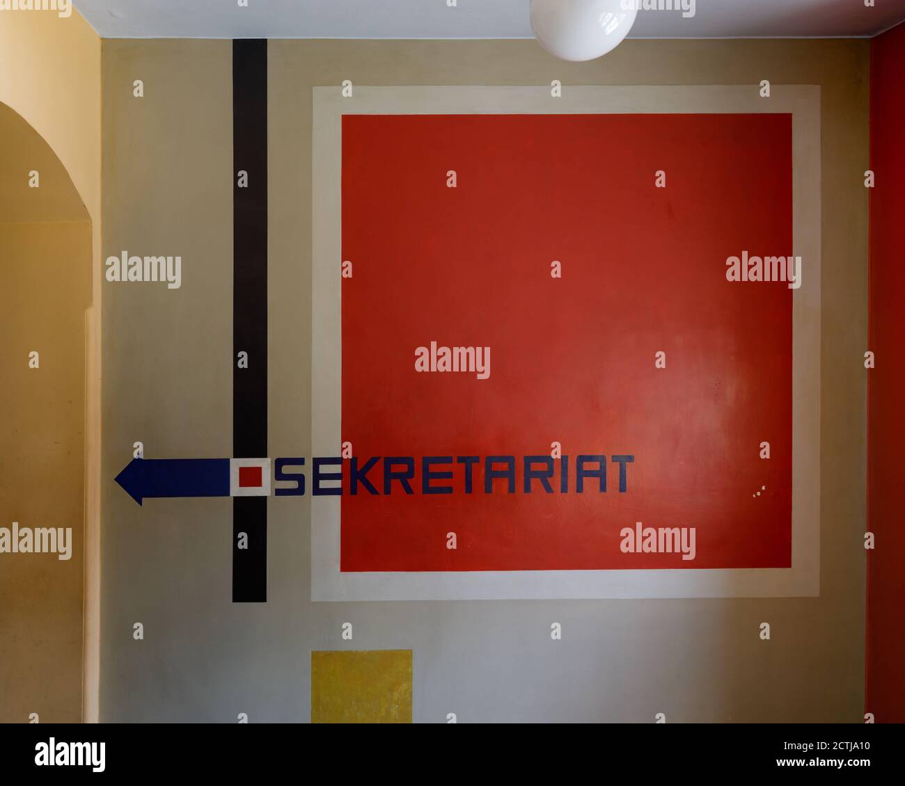 Wegweiser zum Sekretariat im Treppenhaus des Hauptgebäudes der Bauhaus-Universität Weimar (deutsch: Bauhaus-Universität Weimar) in Deutschland Stockfoto Wegweiser zum Sekretariat im Treppenhaus des Hauptgebäudes der Bauhaus-Universität Weimar (deutsch: Bauhaus-Universität Weimar) in Deutschland Stockfoto