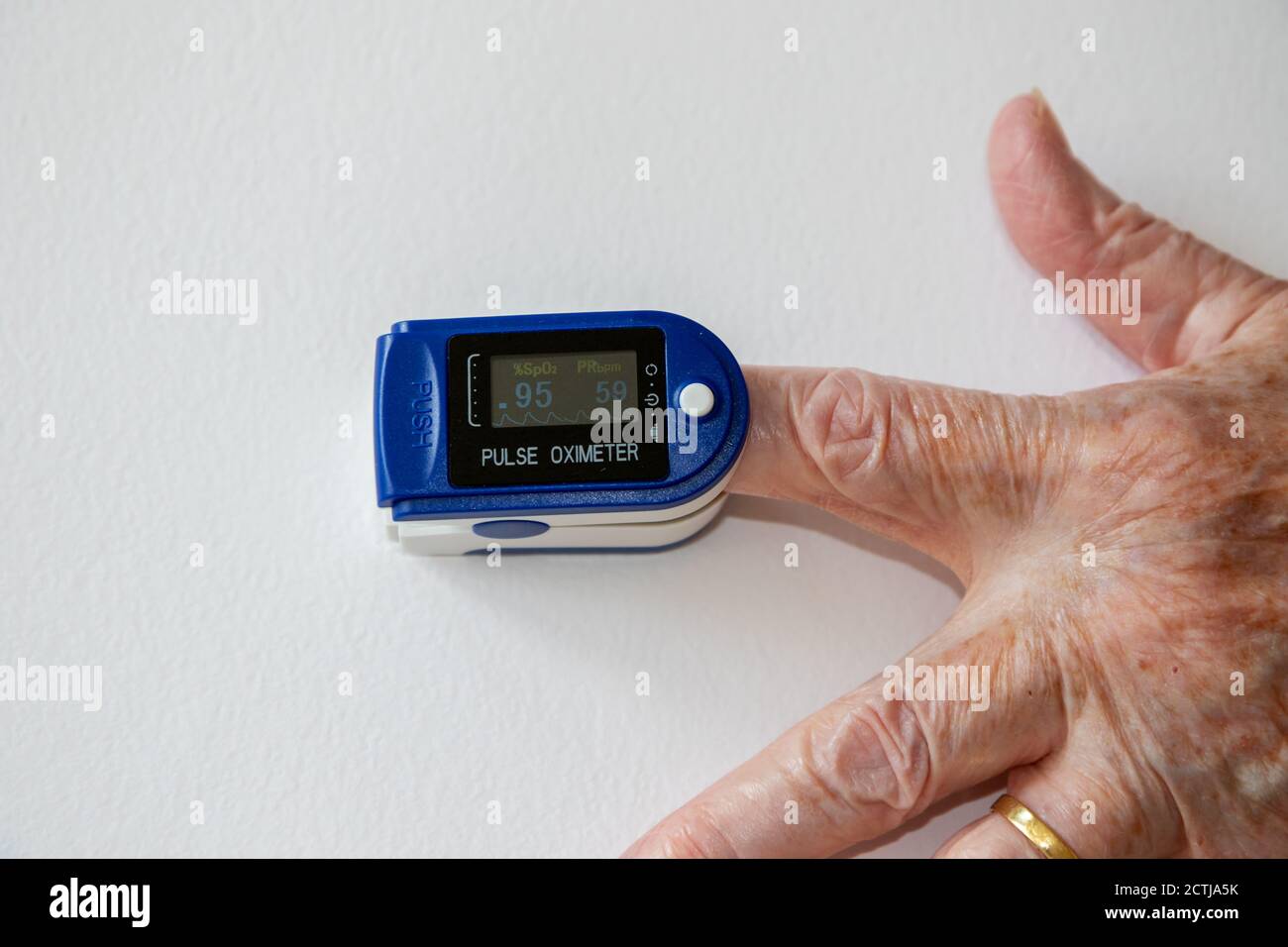 Pulsoximeter am Finger der Person zur Messung der Sauerstoffsättigung  (SpO2) Pegel und Impulsfrequenz mit Anzeige der Anzeige Stockfotografie -  Alamy