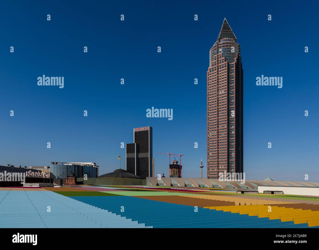 Frankfurt, Hessen, Deutschland: Der Messeturm ist ein 63-stöckiges, 257 m langes Hochhaus im Frankfurter Westend-Süd-Viertel und Marriott Hotel Stockfoto