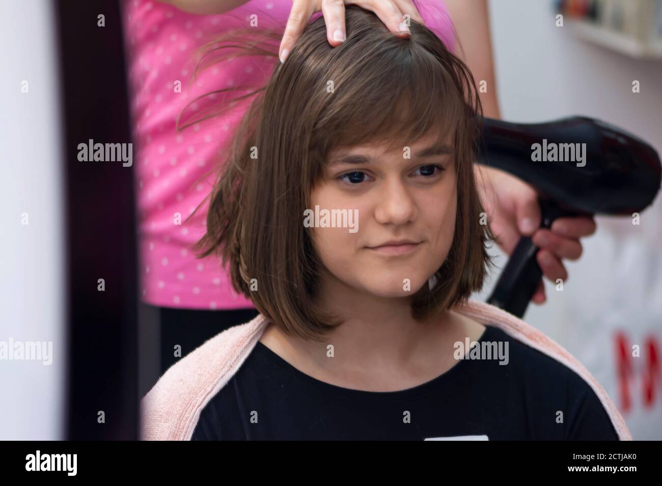 Portrait von jungen Mädchen im Friseursalon Stockfoto