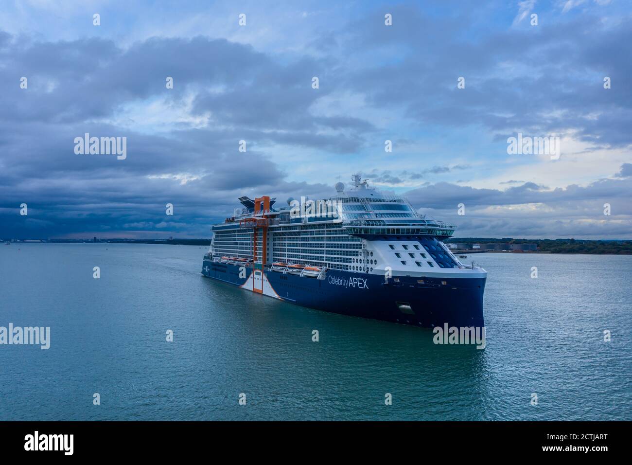 Celebrity Apex, macht es erste Abfahrt überhaupt aus Southampton, England. Southampton ist die erste Anlaufstelle für Berühmtheit Apex, Stockfoto