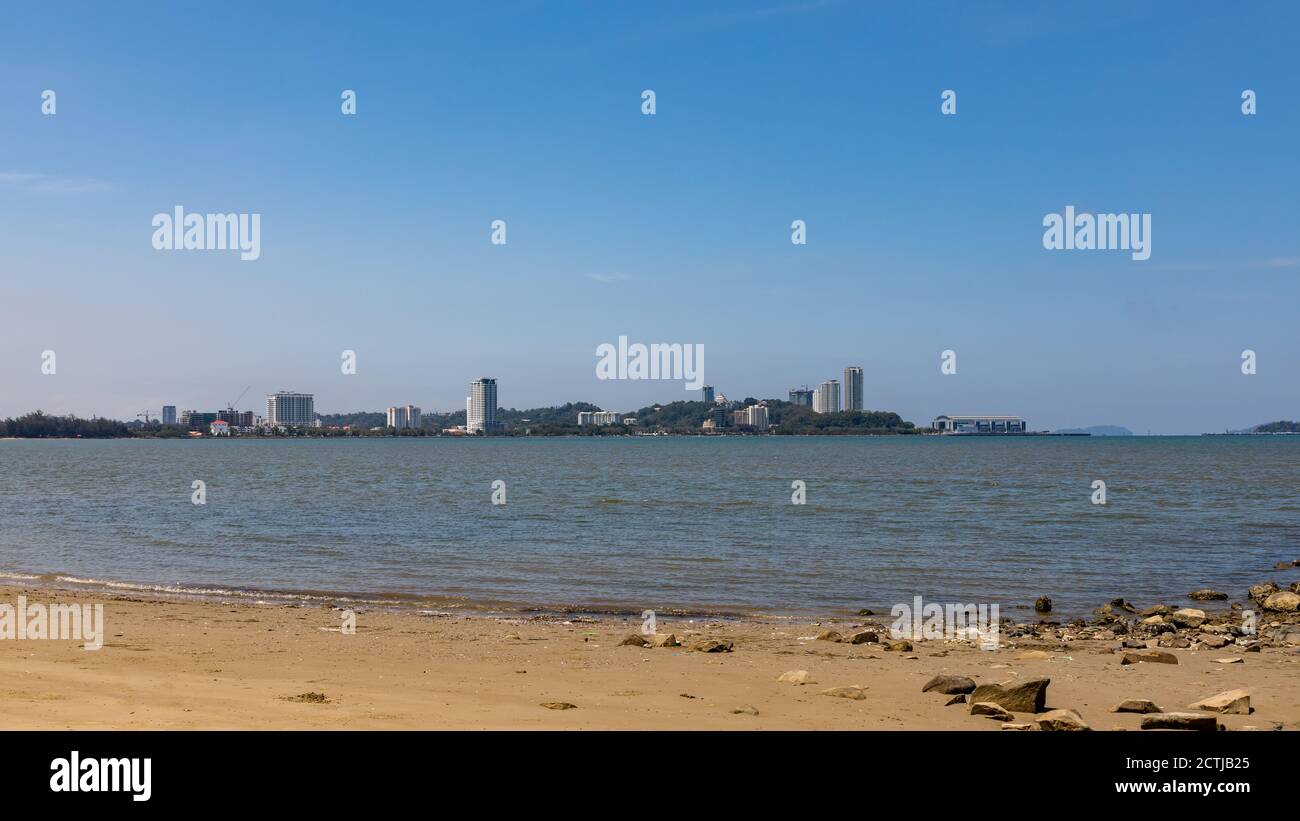 Kota Kinabalu, Sabah, Malaysia: Blick über die Likas Bay zum Sabah Convention Center und die Skyline entlang Jalan tun Fuad Stephen. Stockfoto