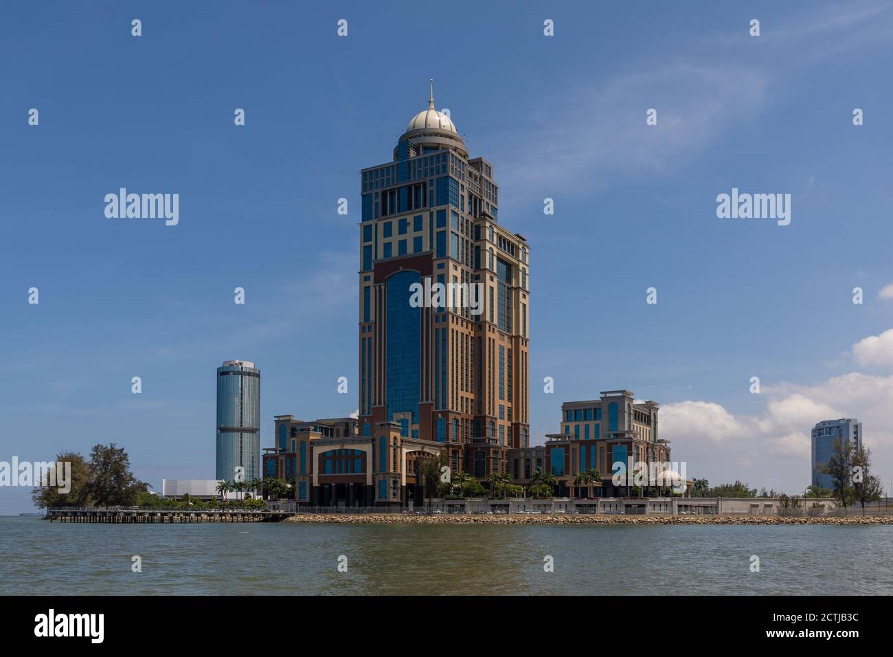 Kota Kinabalu, Sabah, Malaysia: Sabah State Administrative Center, mit Blick auf Likas Bay. Der 33-stöckige Büroturm ist das höchste Gebäude in Borneo Stockfoto