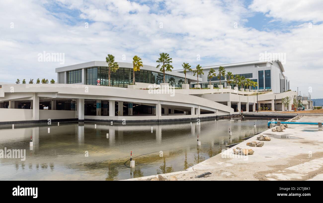 Das Sabah International Conference Centre (SICC), die größte eigens für Veranstaltungen, Ausstellungen und Unterhaltung in Ostmalaysien gebaute Anlage am Wasser Stockfoto