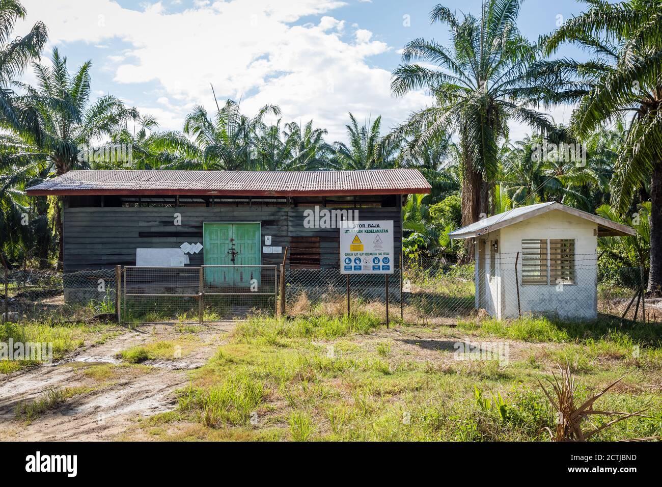 Kota Marudu, Sabah, Malaysia: Eingezäunter Lagerschuppen für Düngemittel und Herbizide, erforderlich für die Düngung und Bearbeitung einer Ölpalmenplantage Stockfoto