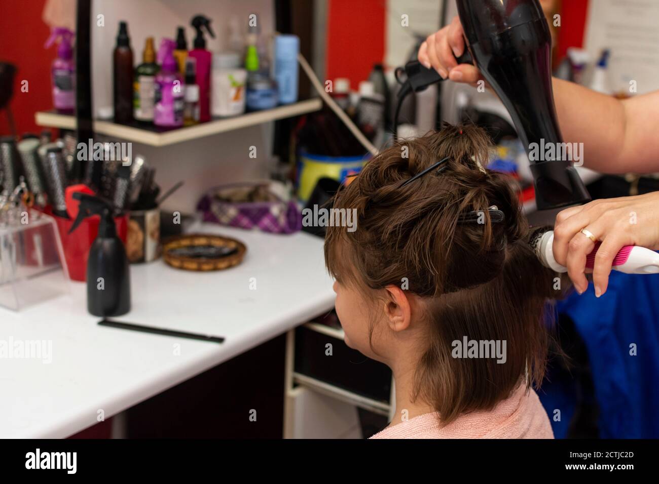 Schöne Teenager-Mädchen bei der Friseur Schlag Trocknen sie kurz Haare Stockfoto