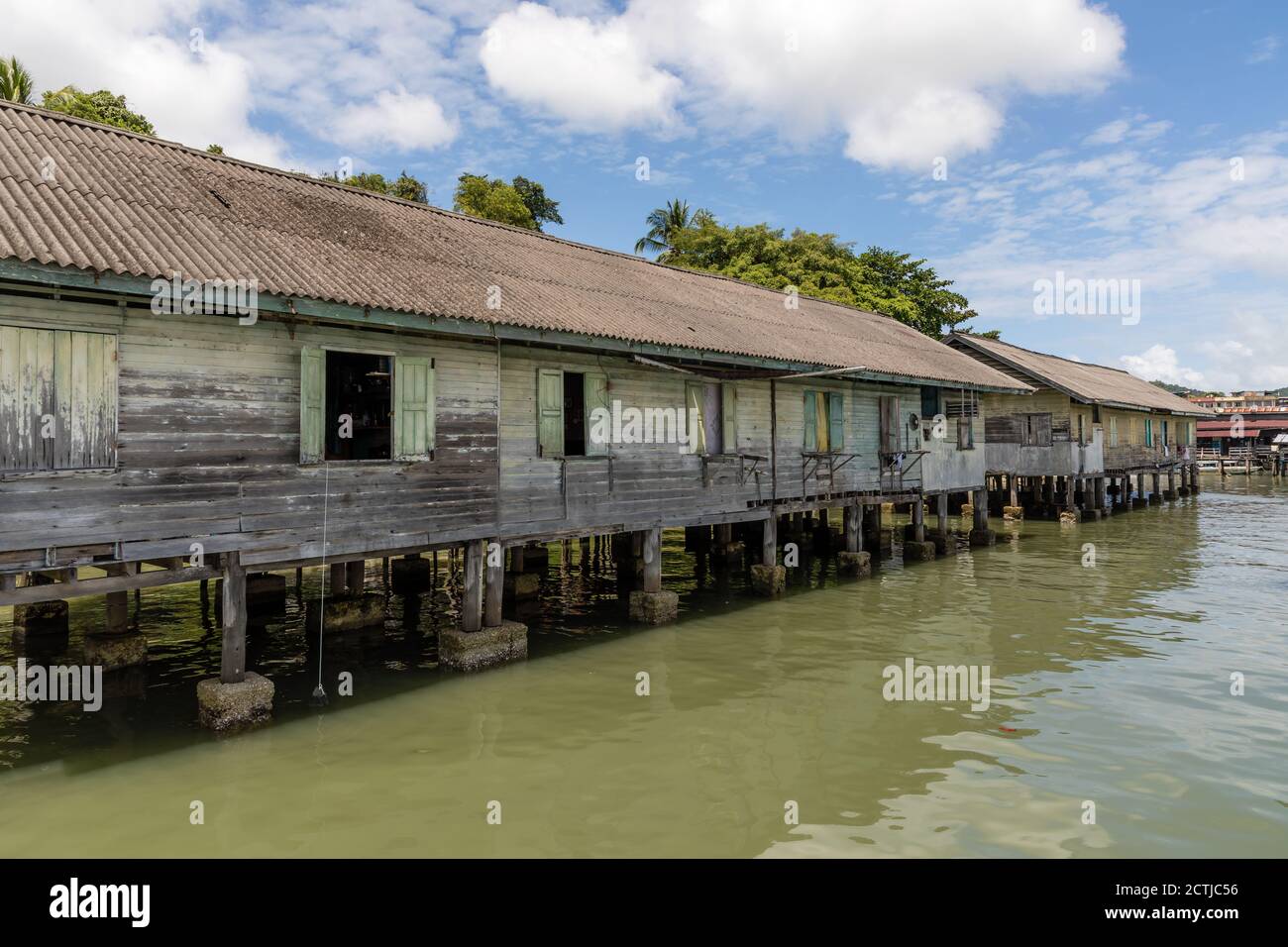 Sandakan, Sabah, Malaysia: Stilhouses des Pukat Village, einem Fischerdorf an der Jalan Bokara im Süden von Sandakan. Stockfoto