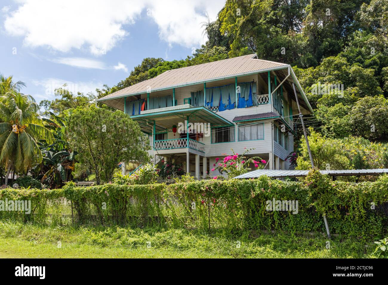 Sandakan, Sabah, Malaysia: Ein 2-stöckiges Haus im typischen Kolonialstil in Kampung Pasir Putih, von Jalan Bokara aus gesehen. Stockfoto
