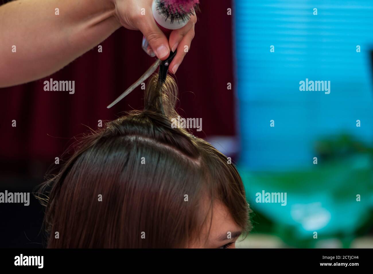 Schöne Teenager-Mädchen bei der Friseur Schlag Trocknen sie kurz Haare Stockfoto