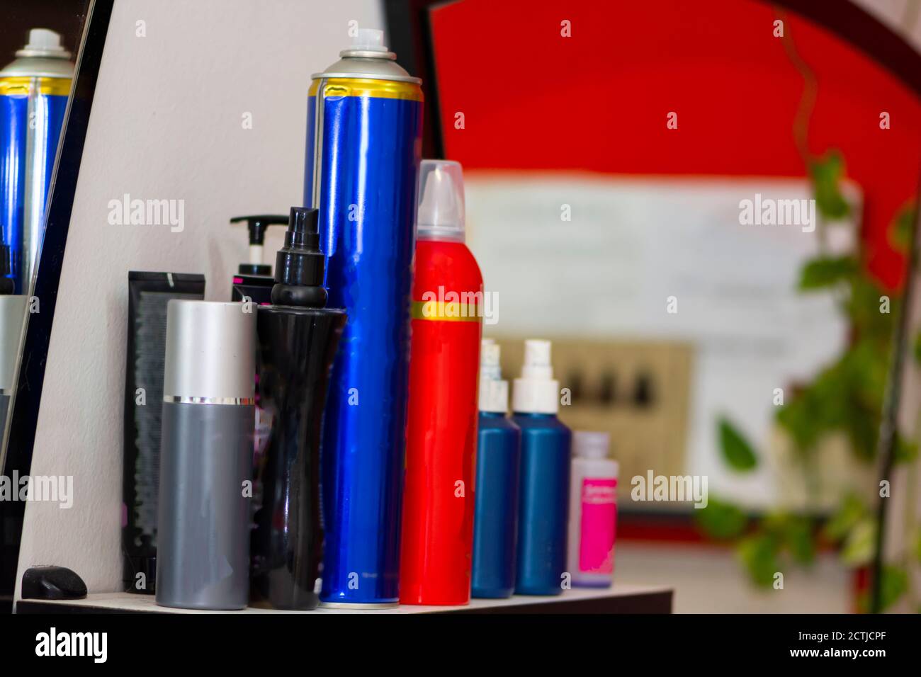 Professionelle Friseur-Tools auf dem Tisch im Salon Stockfoto