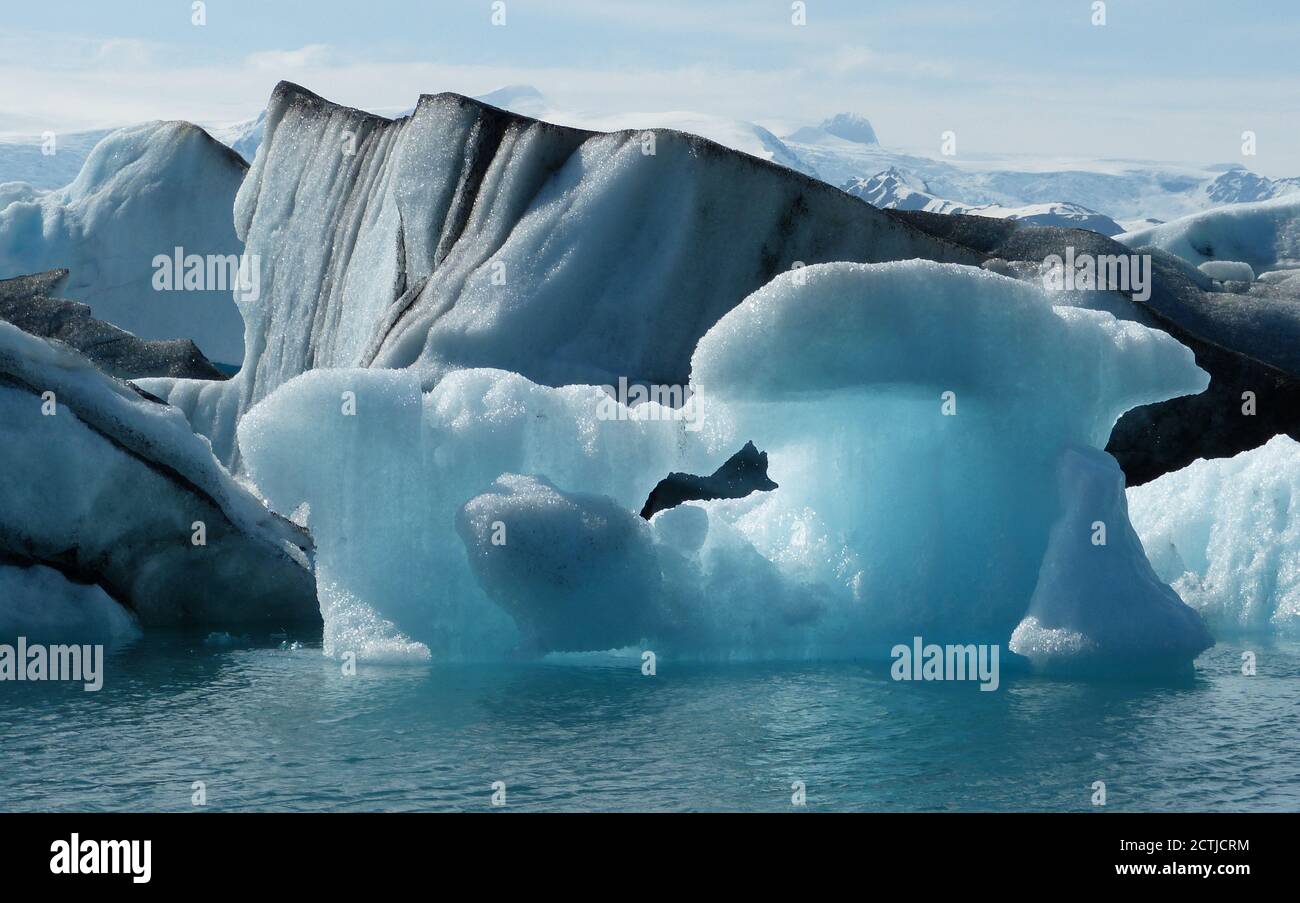 Gletscherlagune Jokulsarlon in Island. Naturwunder. Wunderschöne blaue Eisscholle. Surrealer Eisberg. Szene mit weißem Schnee. Erstaunliche nördliche isländische Natur. Stockfoto