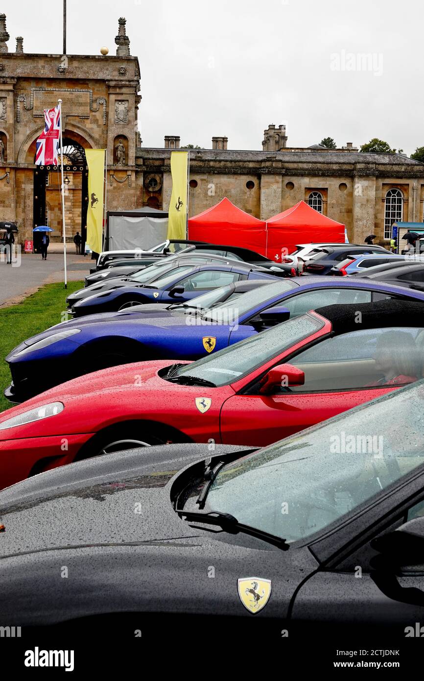 Blenheim Palace, Oxford, Großbritannien. September 2020. Eine beeindruckende Reihe von FerrariÕs vor dem Hauptportikus des Blenheim Palace im berühmten Salon Prive Credit: Motofoto/Alamy Live News Stockfoto