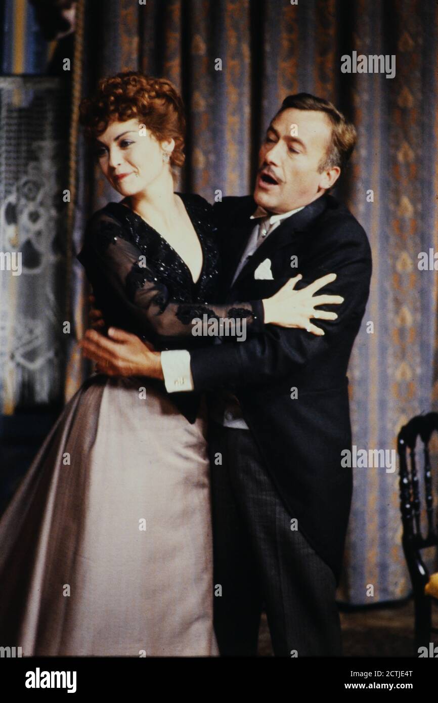 Yolande Folliot und Michel Duchaussoy in 'La Pry de Berg-op-Zoom', einem Theaterstück von Sacha Guitry, Celestins Theatre, Lyon, Frankreich Stockfoto