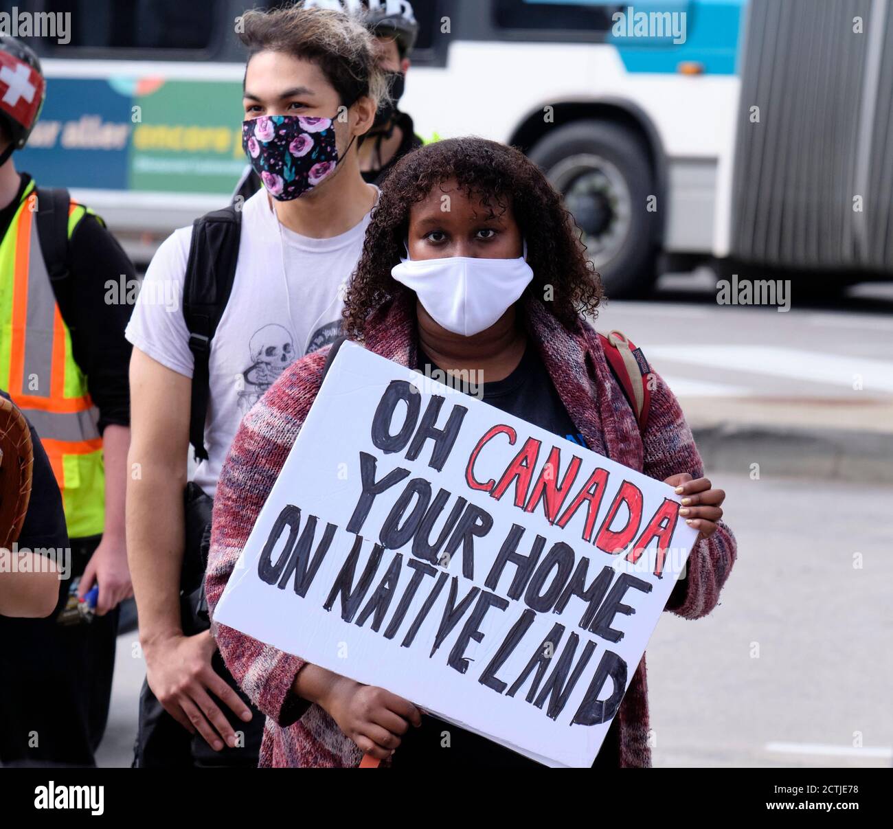 Ottawa, Kanada. September 2020. Lokale First Nations-Gruppen versammeln sich, um zeremonielle Lieder zu singen und Raum zu halten, um verschiedene Ungerechtigkeiten der kanadischen Behörden in den Vordergrund zu bringen. Der Protestler verwendet die Nationalhymne, um darauf hinzuweisen, dass es ihr Land ist, auf dem die Kanadier leben. Die Veranstaltung fand direkt vor dem Senat statt, wo gleichzeitig die Thronrede vorgestellt wurde. Kredit: Meanderingemu/Alamy Live Nachrichten Stockfoto