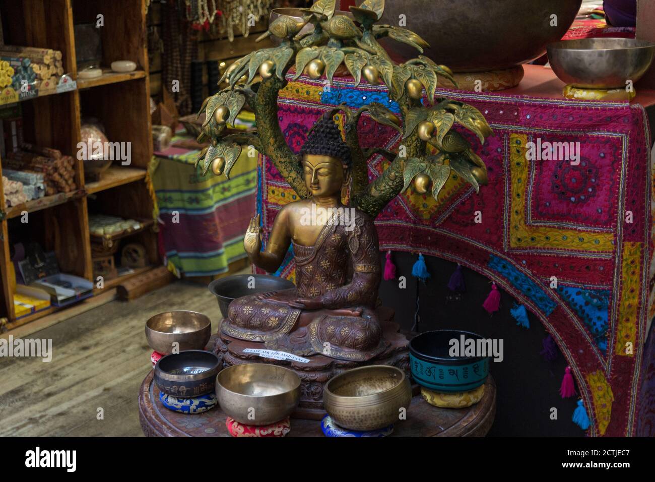 Dekorative Buddha-Statue aus Bronze auf dem Camden Market in London, Großbritannien Stockfoto