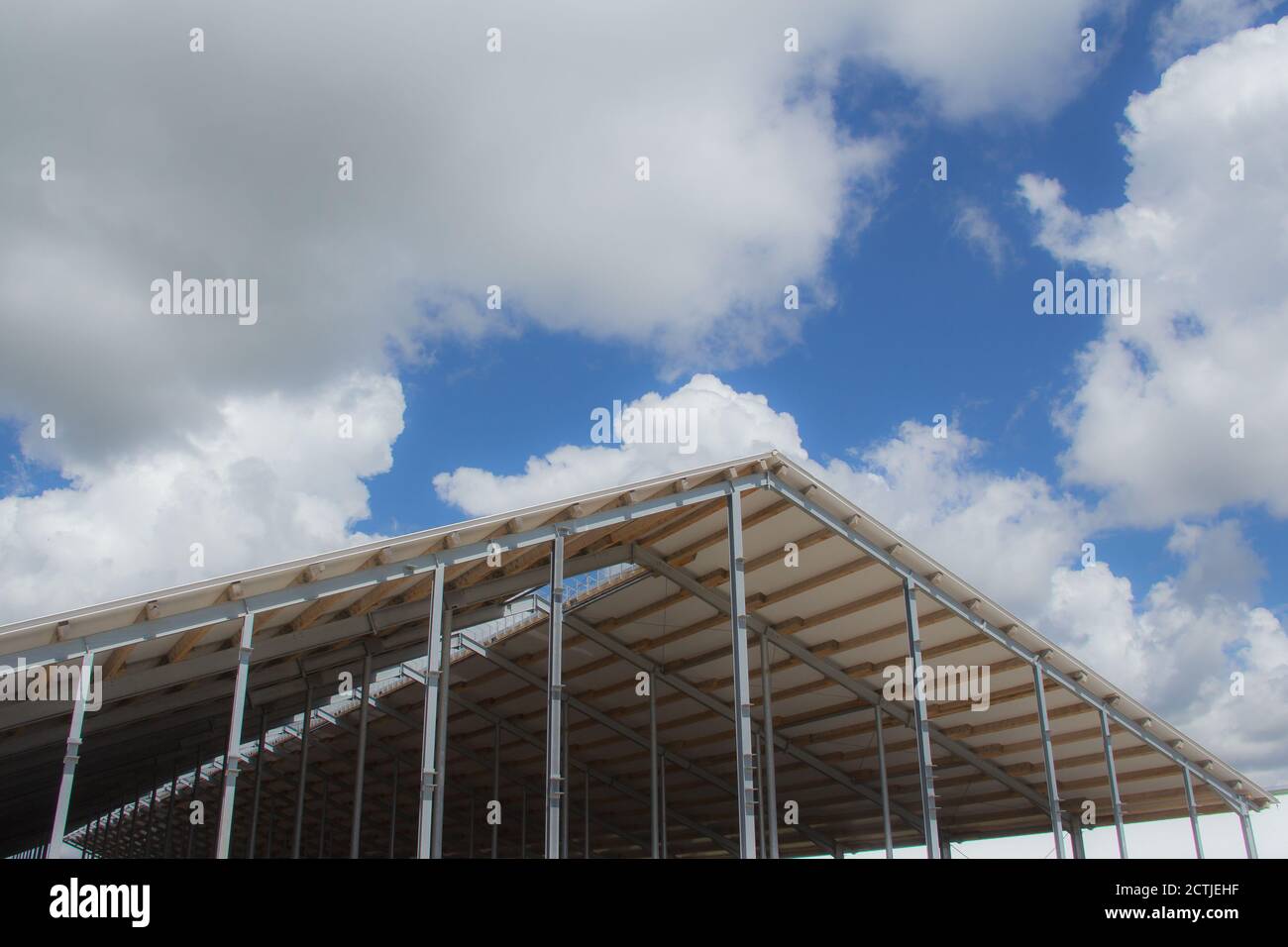 Neue Wärmedämmung Sandwich-Panel, Baumaterial für die Architektur. Sandwichpaneele auf der Baustelle. Neues Material für Isolier t Stockfoto