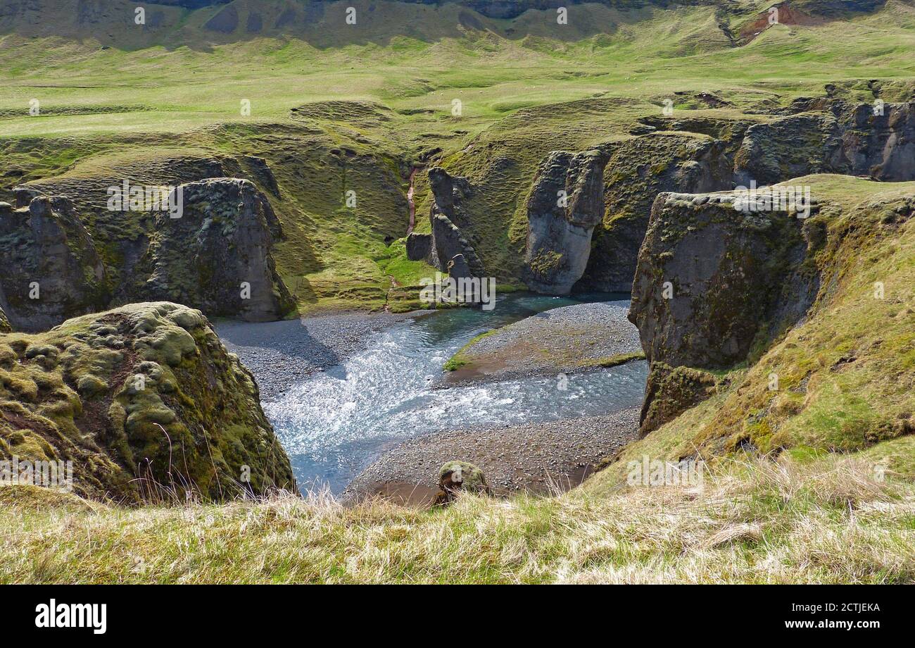 Grüne Natur in Island. Atemberaubender und magischer Fjadrargljufur Canyon. Fjadra River. Natürliche isländische Landschaft. Märchenhaft wie tiefe Schlucht. Stockfoto
