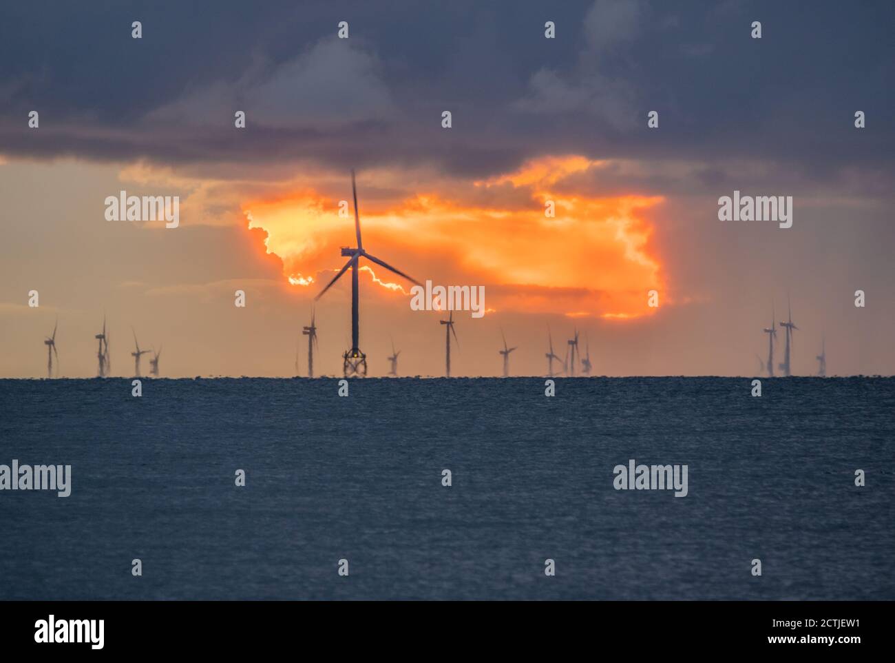 Walney Island, Cumbria, Großbritannien. September 2020. Blick auf den Sonnenuntergang von Walney Island an der Cumbrian Coast, Blick auf die entfernte Walney Offshore Windfarm. Kredit:greenburn/Alamy Live Nachrichten. Stockfoto