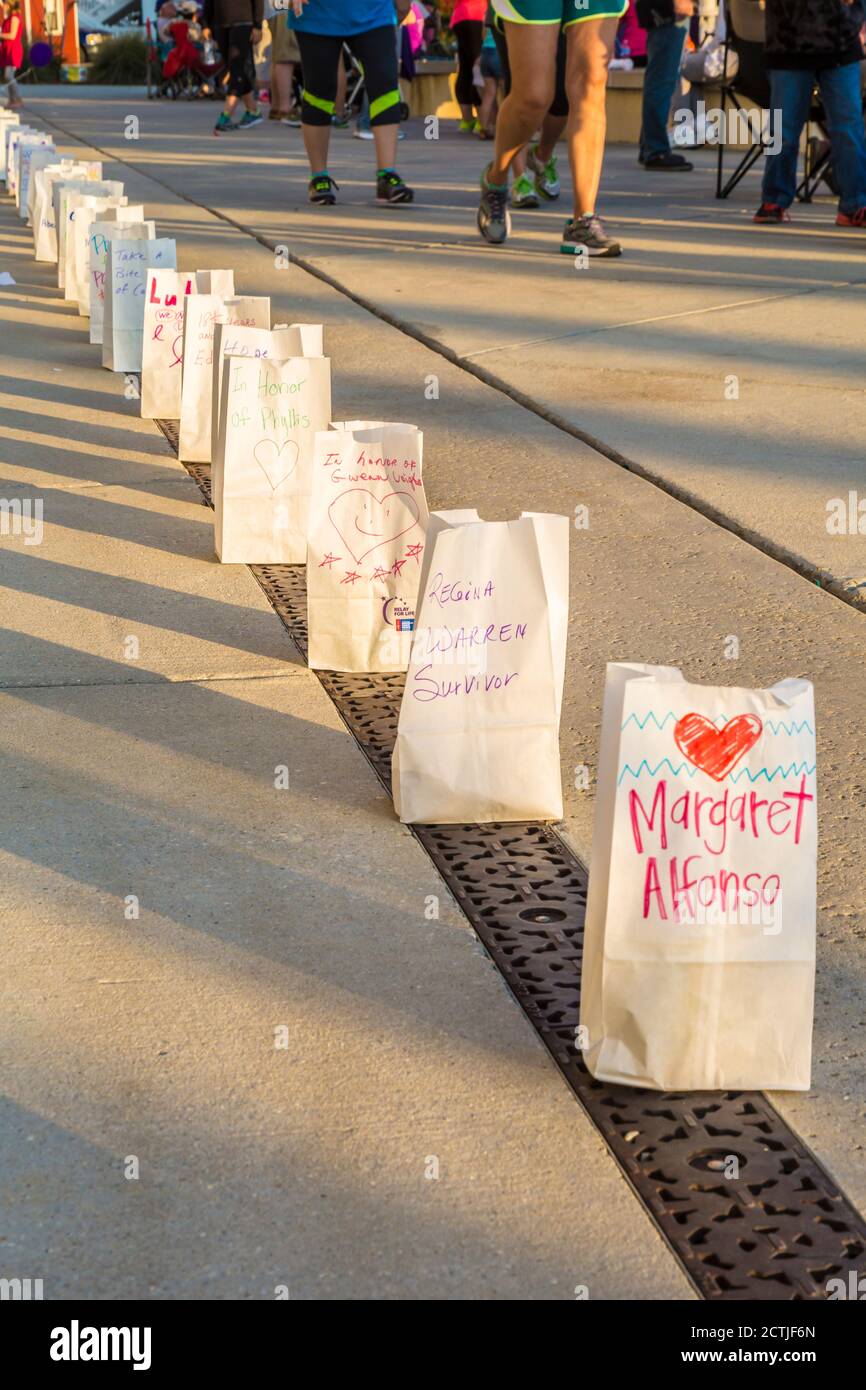 Papiertüten-Koryphäen ehren Krebsüberlebende bei einer Veranstaltung der American Cancer Society Relay for Life in Gulfport, Mississippi Stockfoto