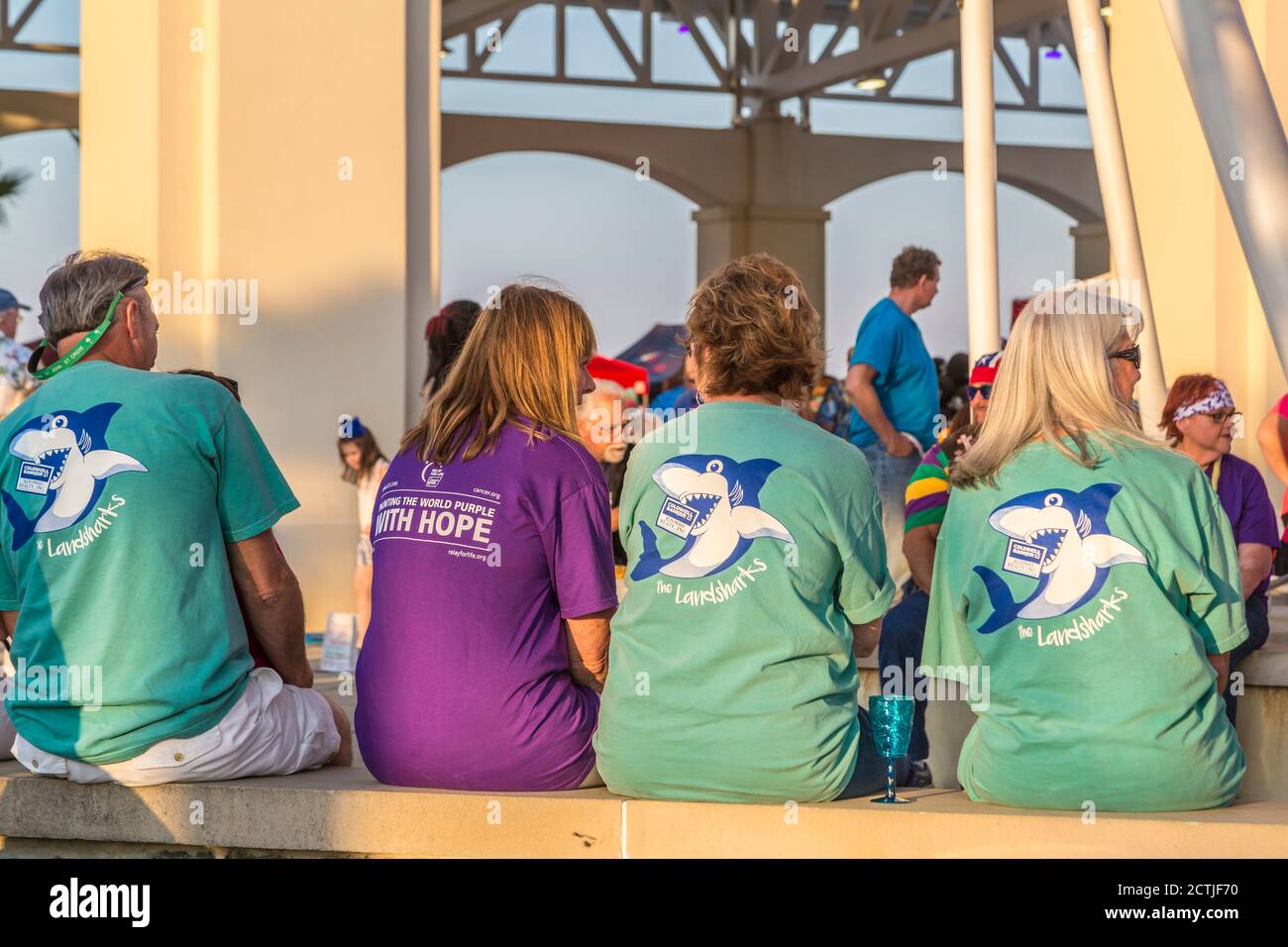 Unterstützer versammeln sich bei einer Veranstaltung der American Cancer Society Relay for Life in Gulfport, Mississippi Stockfoto