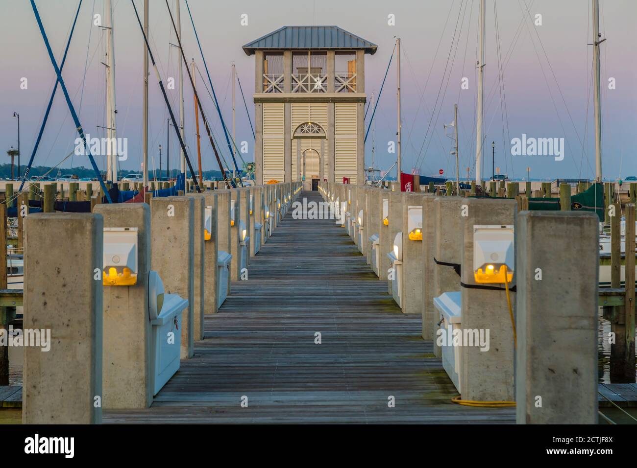 Pier am Small Craft Harbour in Gulfport, Mississippi bei Sonnenuntergang Stockfoto