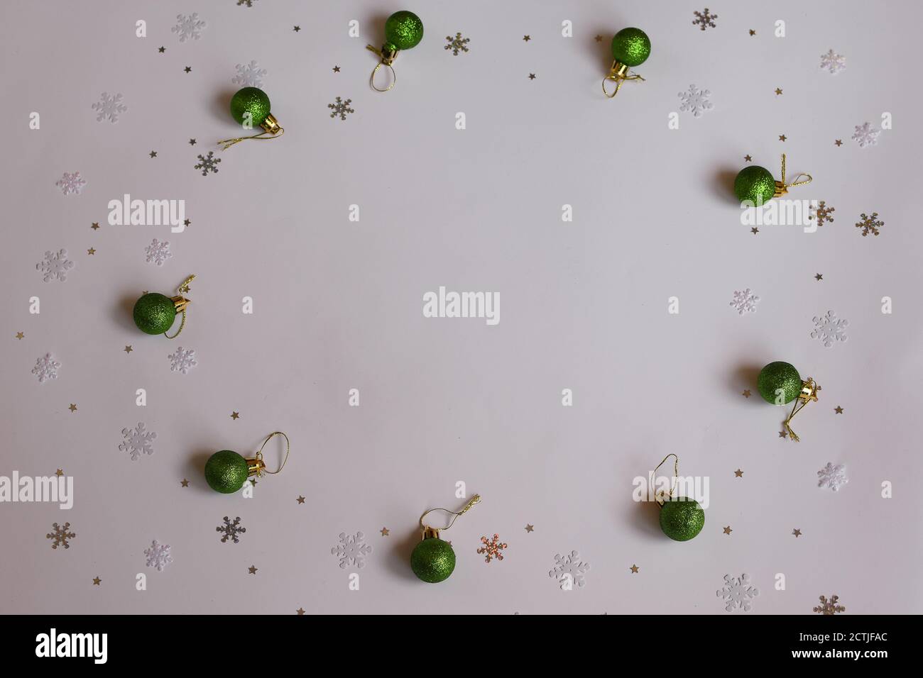 Weihnachten grüne Kugeln mit Gold und weißen Schneeflocken und ein Platz für eine Inschrift auf weißem Hintergrund Stockfoto