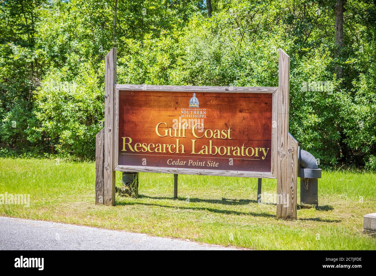 Schild am Cedar Point Standort des Gulf Coast Research Laboratory in Ocean Springs, Mississippi Stockfoto