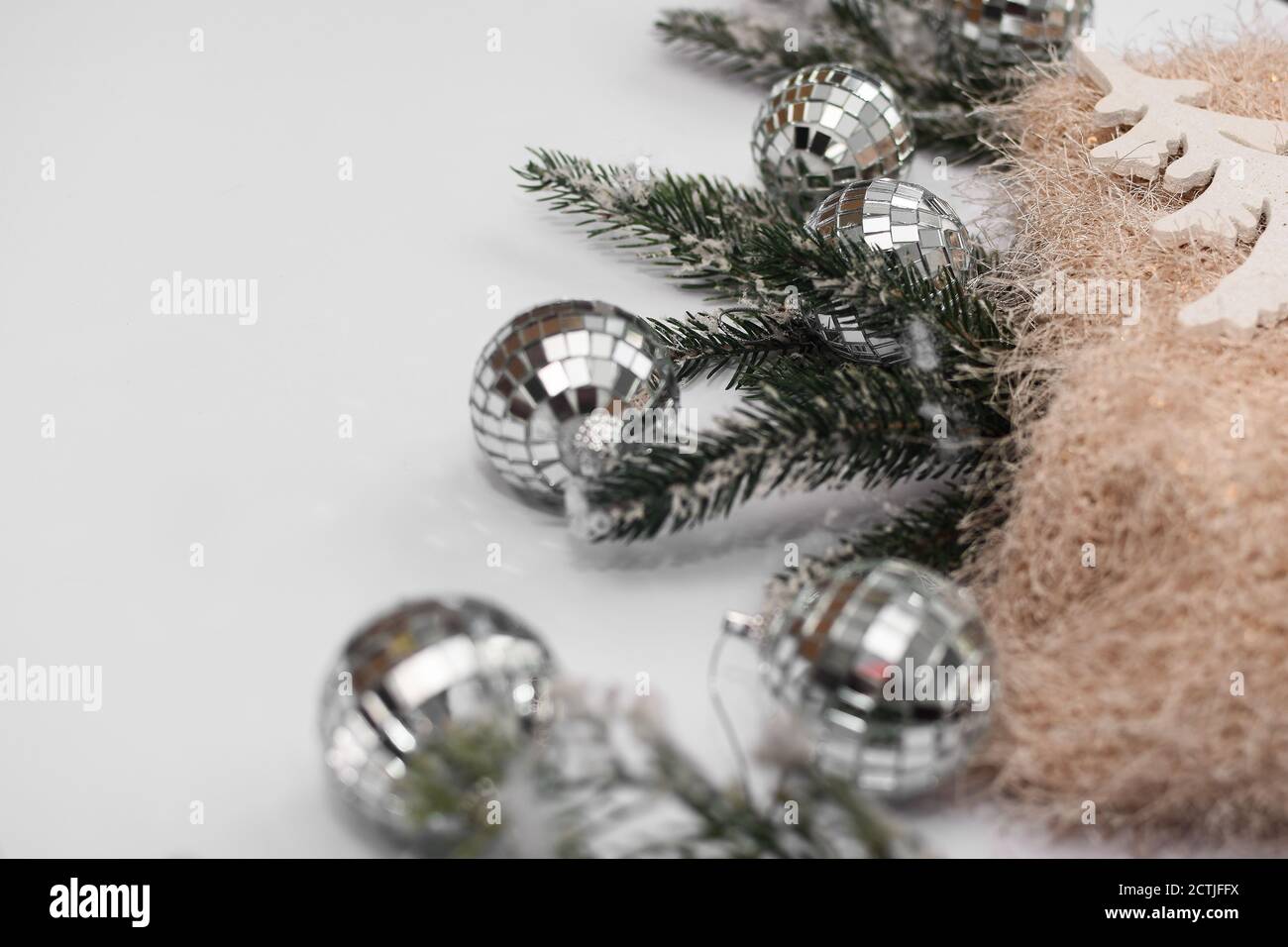 Weihnachts-Layout auf weißem Hintergrund mit Weihnachtskugeln Stockfoto