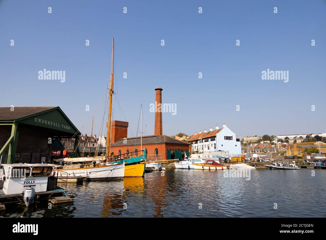 Schiffe in Underfall Schiffswerft, mit dem alten Pumpenhaus, Bristol, England. September 2020 Stockfoto