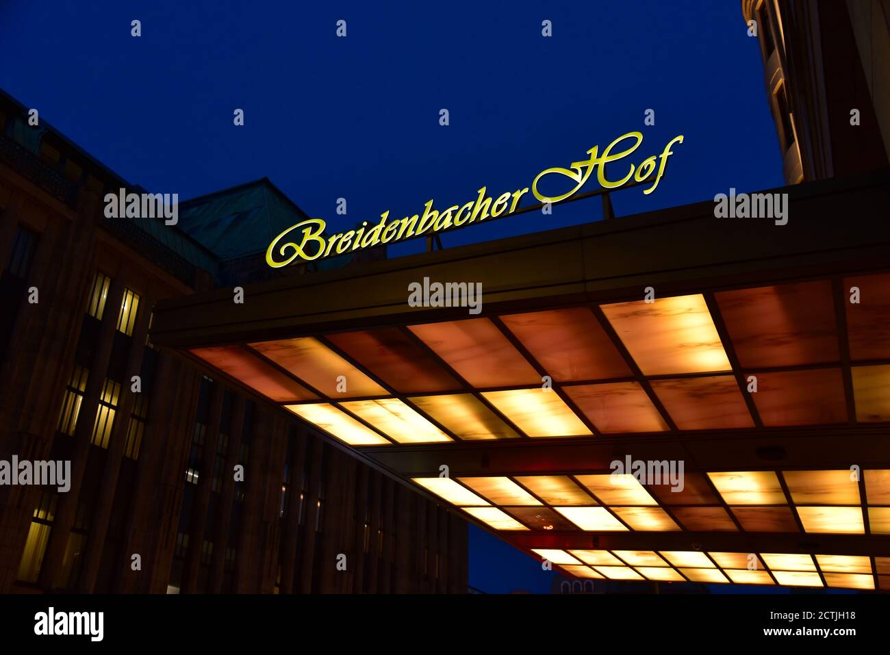Beleuchtetes Eingangsdach und Logo des Luxushotels 'Breidenbacher Hof' an der Königsallee. Das Hotel hat eine Tradition von mehr als 200 Jahren. Stockfoto