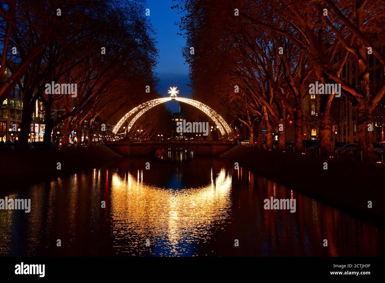 Traditionelle Weihnachtsbeleuchtung in der Königsallee in Düsseldorf. Sie ähnelt der Weihnachtsbeleuchtung, die die Stadt in den 1950er Jahren hatte. Stockfoto