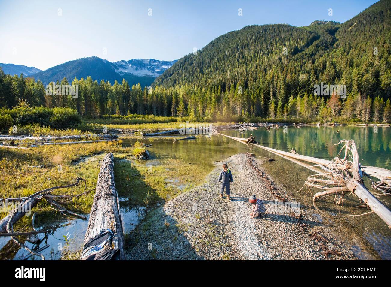 Zwei Jungs spielen und erkunden an einem abgelegenen Strand in der Wildnis. Stockfoto