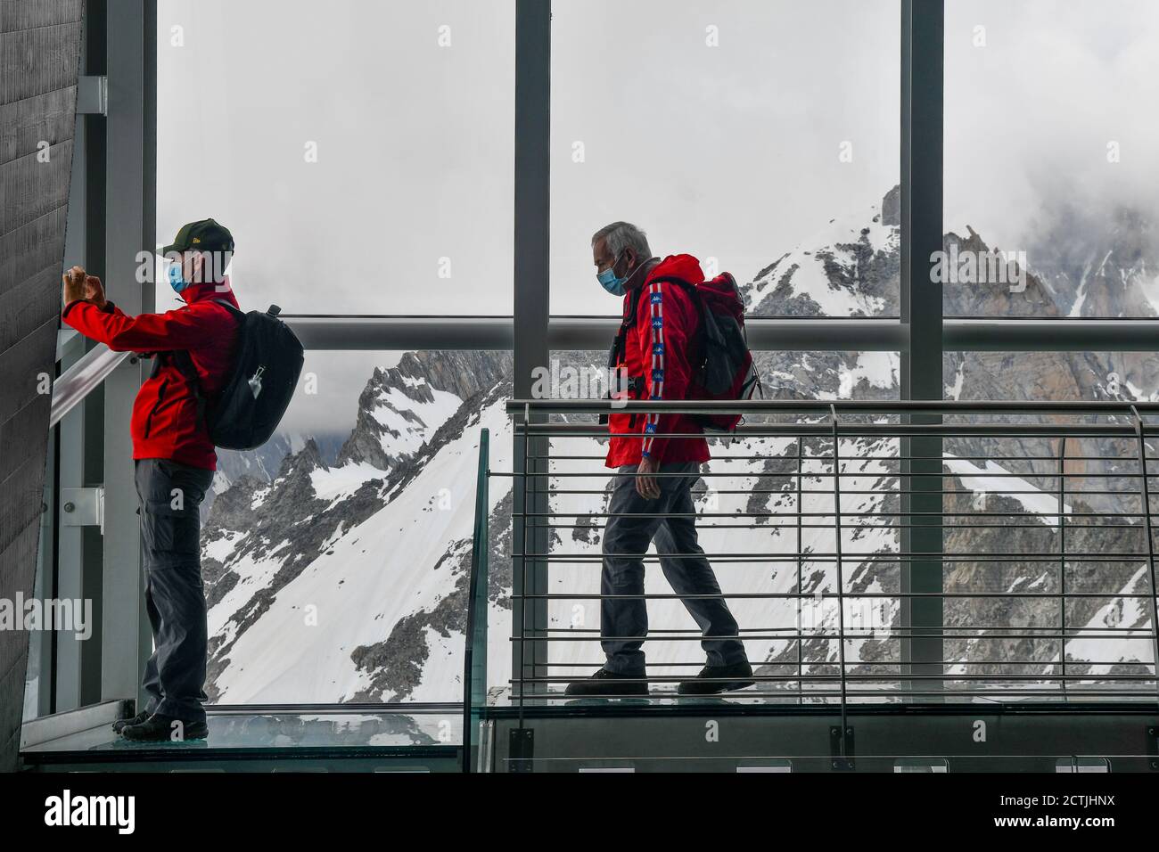 Ein älteres Paar in der Pointe Helbronner Station der Seilbahn Skyway Monte Bianco mit Blick auf das Mont Blanc Massiv, Courmayeur, Aosta, Italien Stockfoto