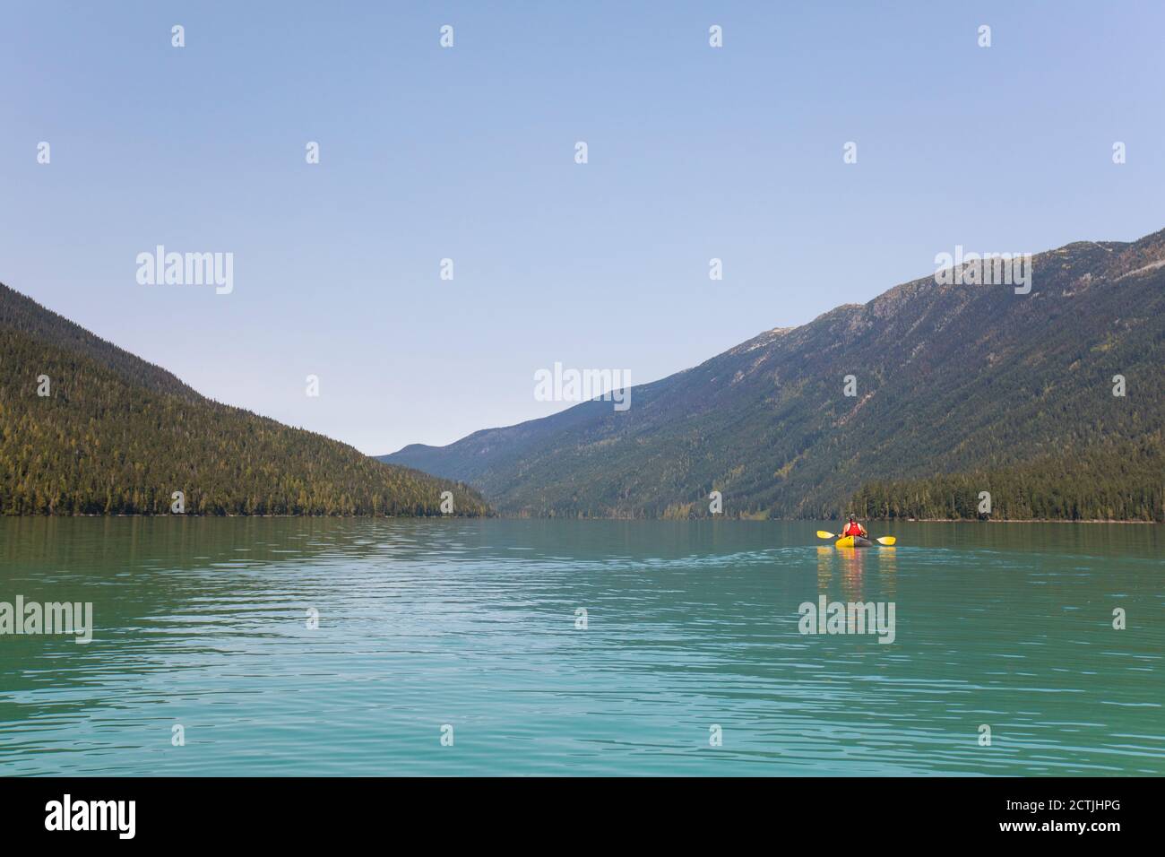 Rückansicht des Paddlers, der Cheakamus Lake bei Whistler, B.C. überquert Stockfoto