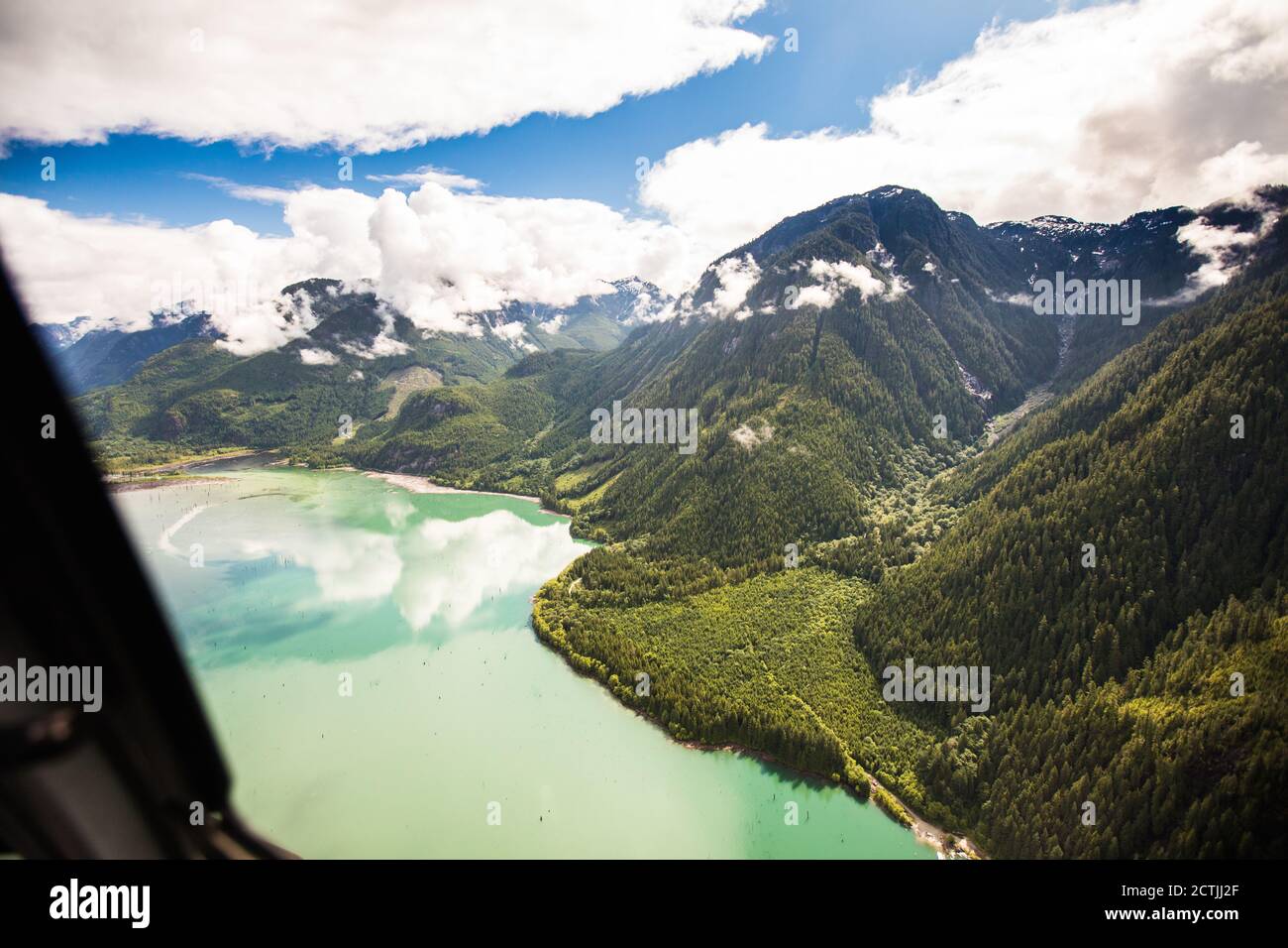 Blick auf See und Berge aus dem Fenster eines Flugzeugs. Stockfoto